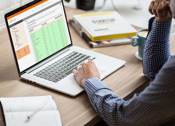 Mann-arbeitet-mit-Datenschutz-Software-2-1